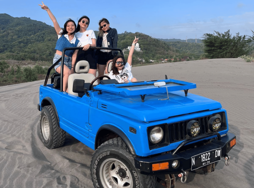 Paket tour Jogja – Jeep Gumuk parangkusumo