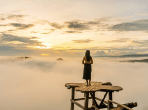 Menjelajahi Keindahan Tersembunyi di Bukit Panguk Kediwung: Sunrise Cantik ala Negeri di Atas Awan